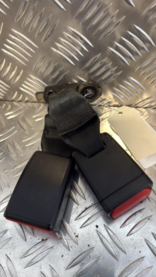 Attache ceinture arriere droit PEUGEOT 208 1 PHASE 1 Diesel - Image 1