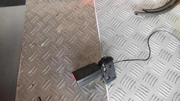 Attache ceinture arriere gauche OPEL CORSA E Essence - Image 2