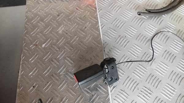 Attache ceinture arriere gauche OPEL CORSA E Essence - Image 3
