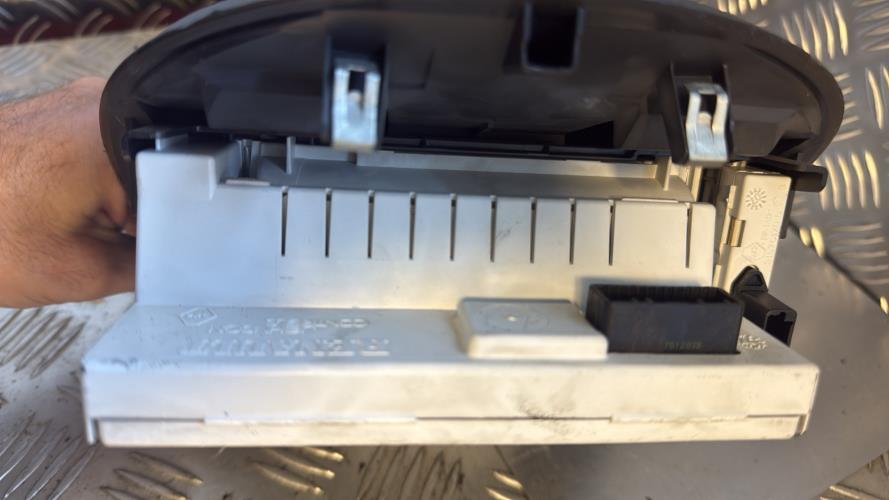 Afficheur RENAULT CLIO 3 PHASE 1 Diesel - Image 3