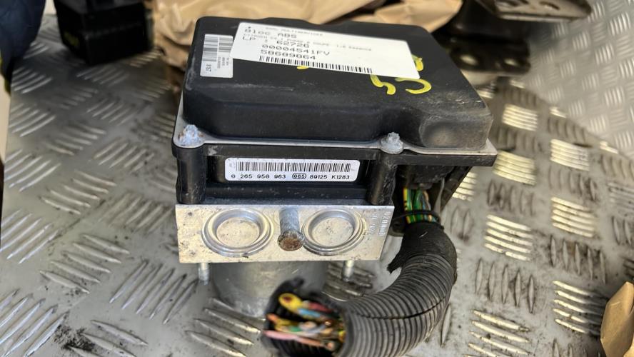 Bloc ABS (freins anti-blocage) CITROEN C4 1 PHASE 2 COUPE Essence - Image 1