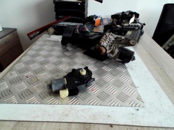 Moteur leve vitre avant droit FORD FIESTA 6 PHASE 1 Essence - Image 1