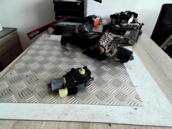 Moteur leve vitre avant droit FORD FIESTA 6 PHASE 1 Essence - Image 3