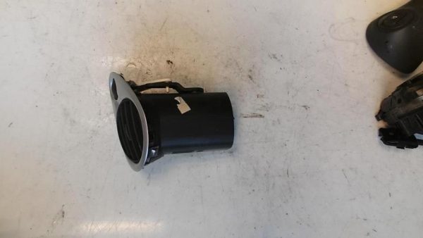 Aerateur tableau de bord avant gauche RENAULT CLIO 3 PHASE 1 BREAK Diesel - Image 3