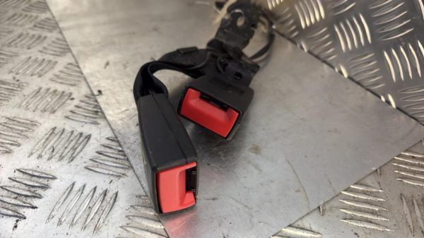 Attache ceinture arriere droit AUDI A1 1 SPORTBACK PHASE 1 Diesel - Image 2