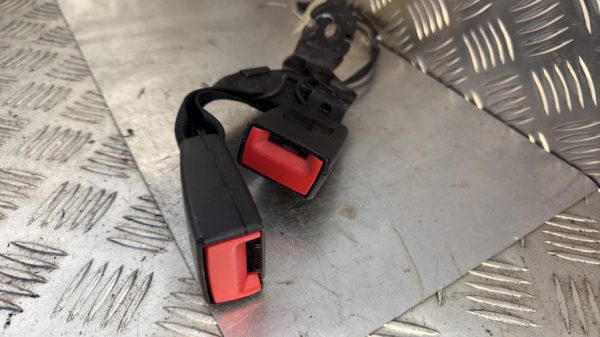 Attache ceinture arriere droit AUDI A1 1 SPORTBACK PHASE 1 Diesel - Image 3