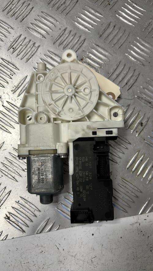 Moteur leve vitre avant droit PEUGEOT 407 PHASE 1 Diesel - Image 1