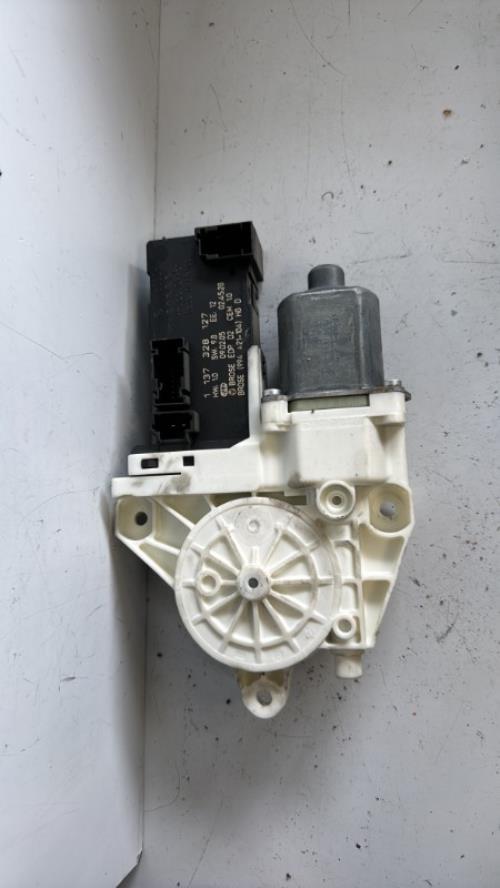 Moteur leve vitre avant droit PEUGEOT 407 PHASE 1 Diesel - Image 2