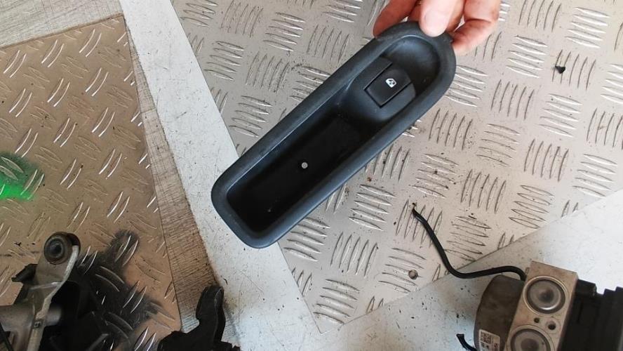 Interrupteur de leve vitre avant droit RENAULT TWINGO 2 PHASE 1 Essence - Image 2