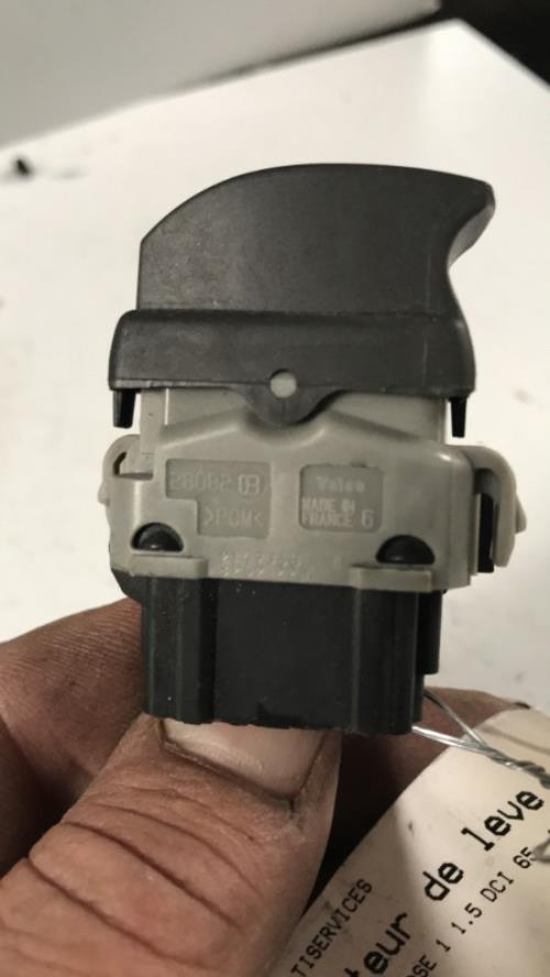 Interrupteur de leve vitre avant droit RENAULT TWINGO 2 PHASE 1 Diesel - Image 3