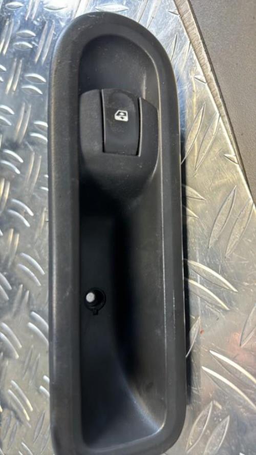 Interrupteur de leve vitre avant droit RENAULT TWINGO 2 PHASE 1 Diesel - Image 2