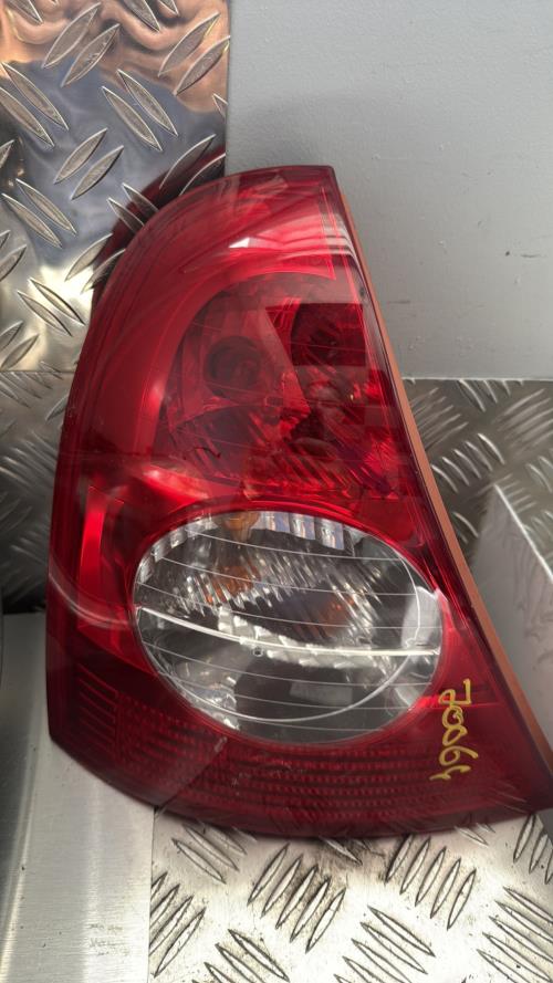 Feu arriere principal gauche (feux) RENAULT CLIO 2 PHASE 2 Essence - Image 2