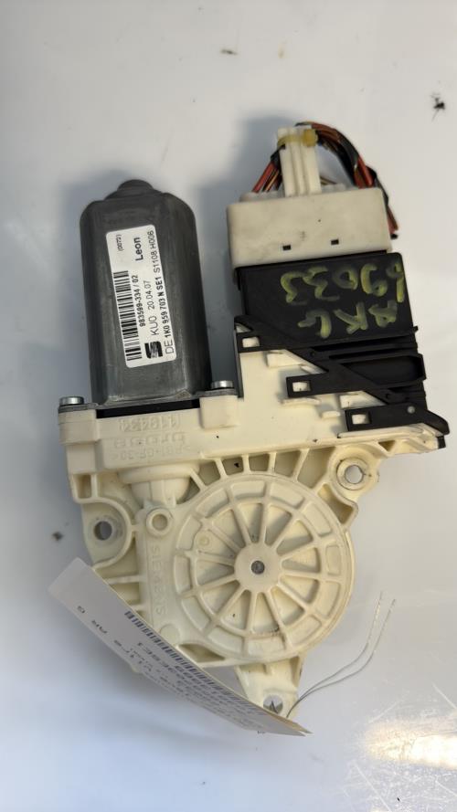 Moteur leve vitre arriere gauche SEAT LEON 2 PHASE 1 Diesel - Image 1