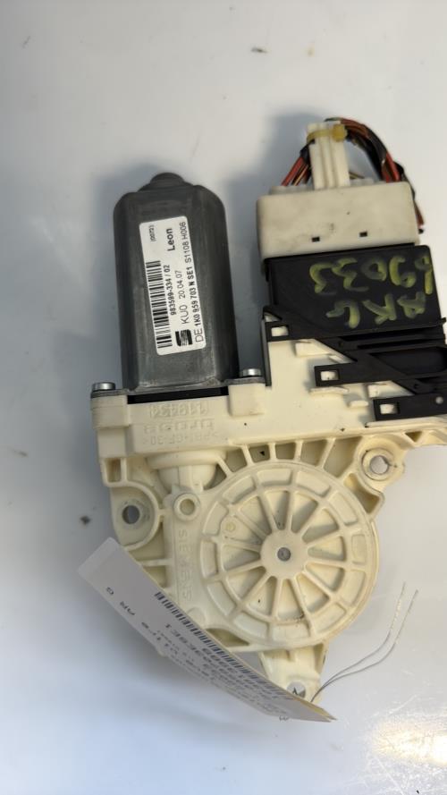 Moteur leve vitre arriere gauche SEAT LEON 2 PHASE 1 Diesel - Image 2