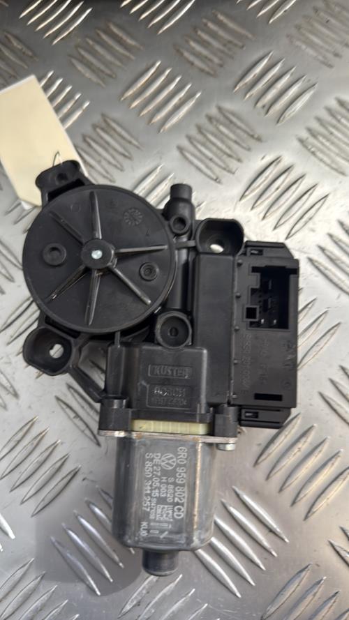 Moteur leve vitre avant droit VOLKSWAGEN POLO 5 PHASE 2 Diesel - Image 1