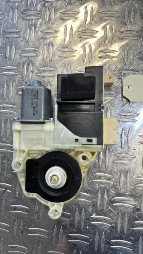 Moteur leve vitre avant gauche CITROEN C4 1 PHASE 1 Diesel - Image 3