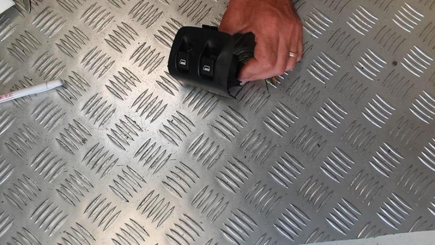 Interrupteur de leve vitre avant gauche PEUGEOT 206 PHASE 2 Essence - Image 1