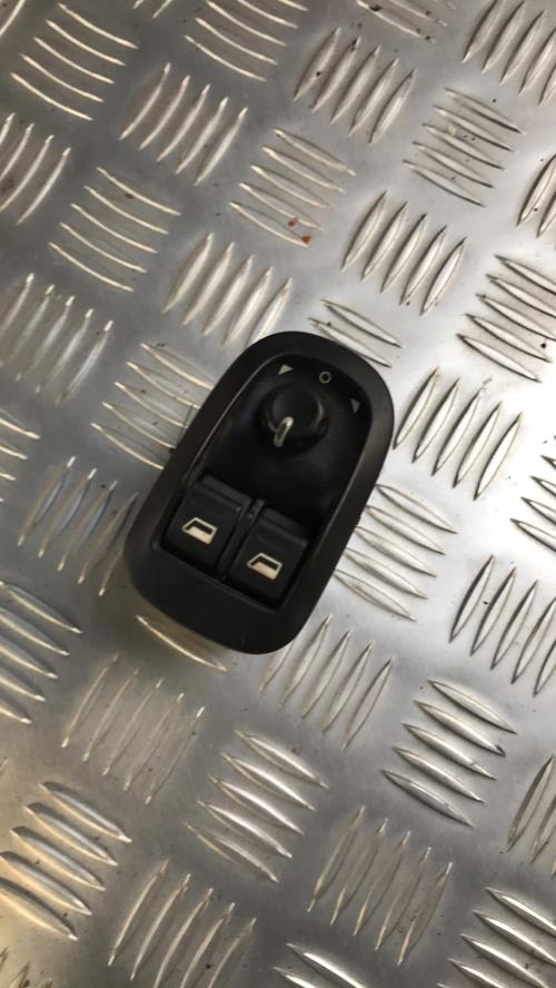 Interrupteur de leve vitre avant gauche PEUGEOT 206+ - Image 1