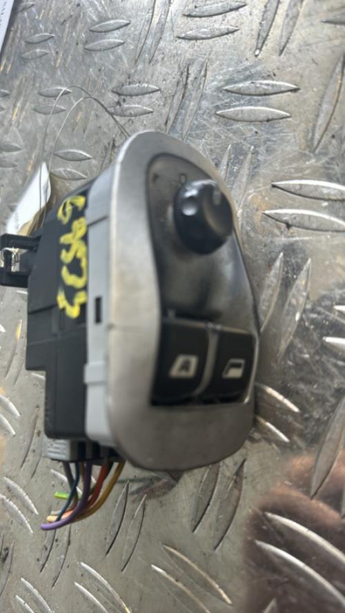 Interrupteur de leve vitre avant gauche PEUGEOT 206+ Diesel - Image 1