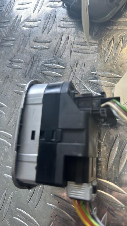 Interrupteur de leve vitre avant gauche PEUGEOT 206+ Diesel - Image 2