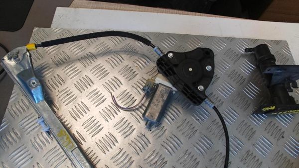Leve vitre electrique avant droit RENAULT CLIO 2 PHASE 2 Essence - Image 2