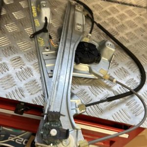 Leve vitre electrique avant gauche RENAULT CLIO 3 PHASE 1 Essence - Image 1