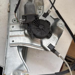 Leve vitre electrique avant gauche RENAULT CLIO 3 PHASE 2 Diesel - Image 1