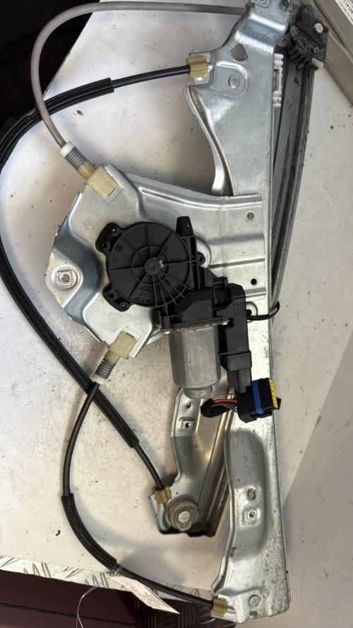 Leve vitre electrique avant gauche RENAULT CLIO 3 PHASE 1 Essence - Image 2