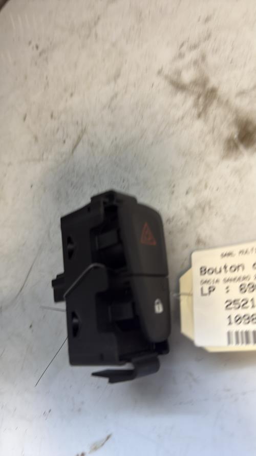 Bouton de warning DACIA SANDERO 2 PHASE 2 Essence - Image 1