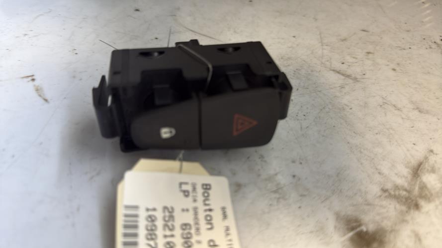 Bouton de warning DACIA SANDERO 2 PHASE 2 Essence - Image 2