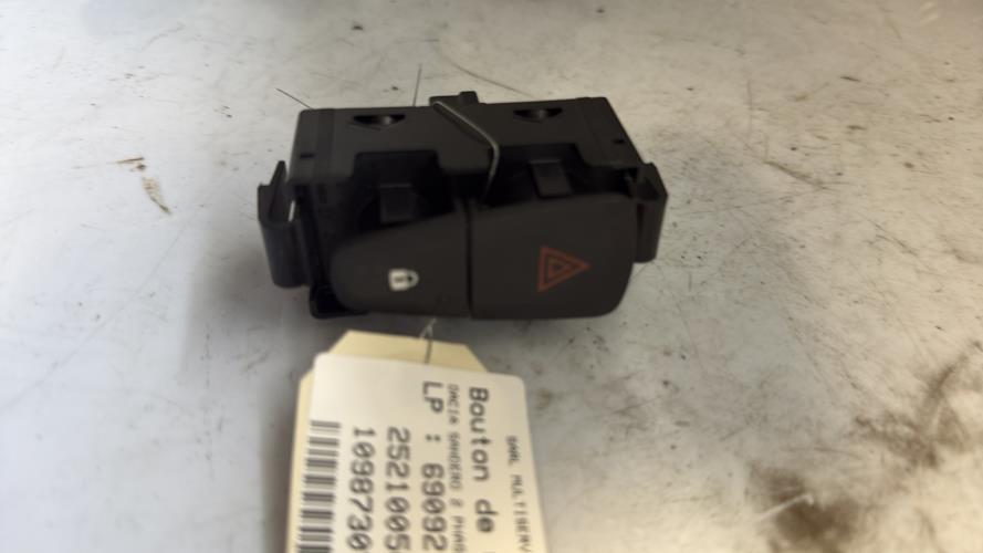 Bouton de warning DACIA SANDERO 2 PHASE 2 Essence - Image 3