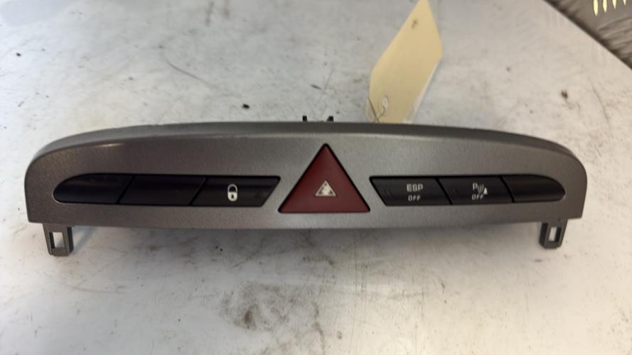 Bouton de warning PEUGEOT 308 1 SW PHASE 1 BREAK Diesel - Image 1