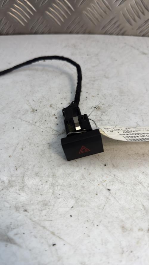 Bouton de warning VOLKSWAGEN POLO 5 PHASE 1 Diesel - Image 1