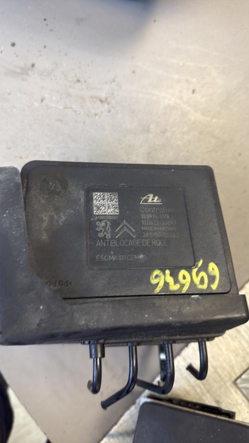 Bloc ABS (freins anti-blocage) PEUGEOT 208 1 PHASE 1 Essence - Image 2
