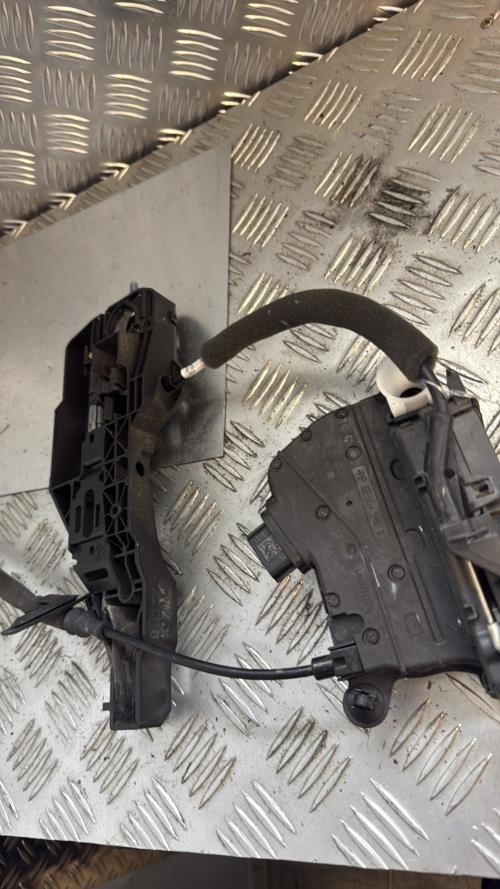 Serrure avant gauche PEUGEOT 208 1 PHASE 1 Diesel - Image 1