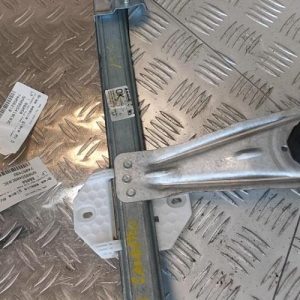 Leve vitre mecanique arriere gauche DACIA SANDERO 2 PHASE 1 Diesel - Image 1