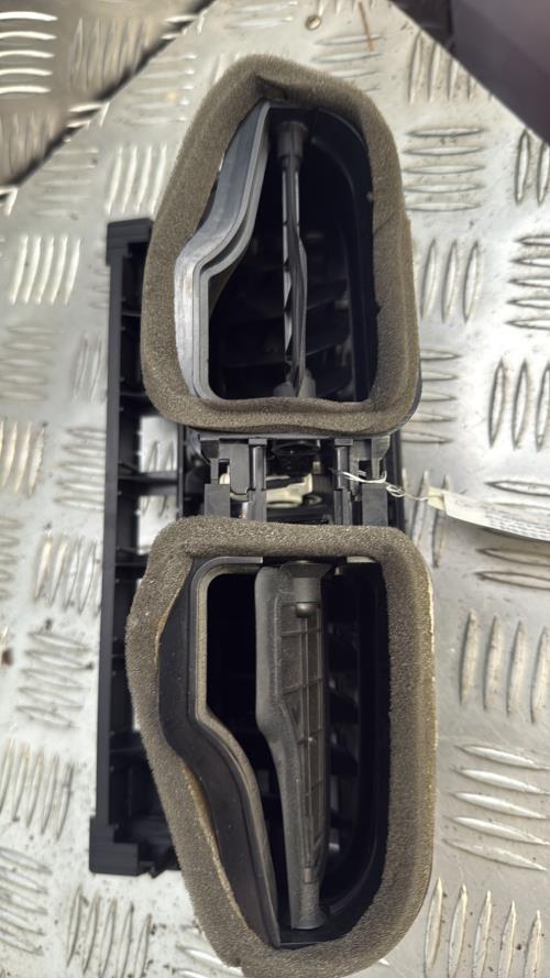 Aerateur tableau de bord VOLKSWAGEN POLO 5 PHASE 1 Diesel - Image 3