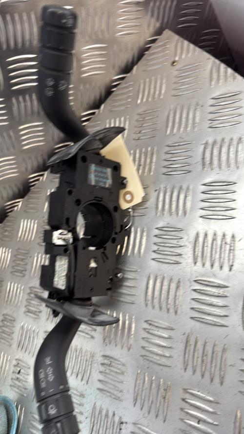 Com (Bloc Contacteur Tournant+Commodo Essuie Glace+Commodo Phare) VOLKSWAGEN FOX Essence - Image 1