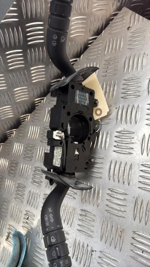 Com (Bloc Contacteur Tournant+Commodo Essuie Glace+Commodo Phare) VOLKSWAGEN FOX Essence - Image 2