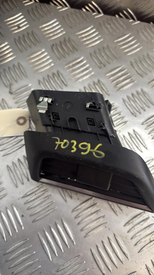 Aerateur tableau de bord avant gauche PEUGEOT 2008 2 PHASE 1 Essence - Image 2