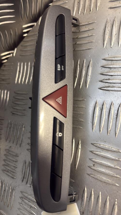 Bouton de warning PEUGEOT 308 1 PHASE 1 Essence - Image 1