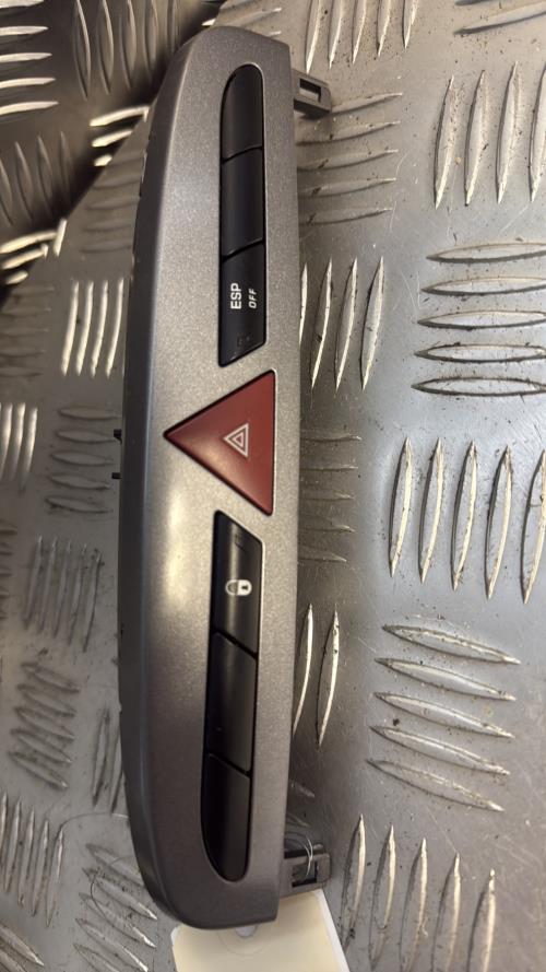 Bouton de warning PEUGEOT 308 1 PHASE 1 Essence - Image 2