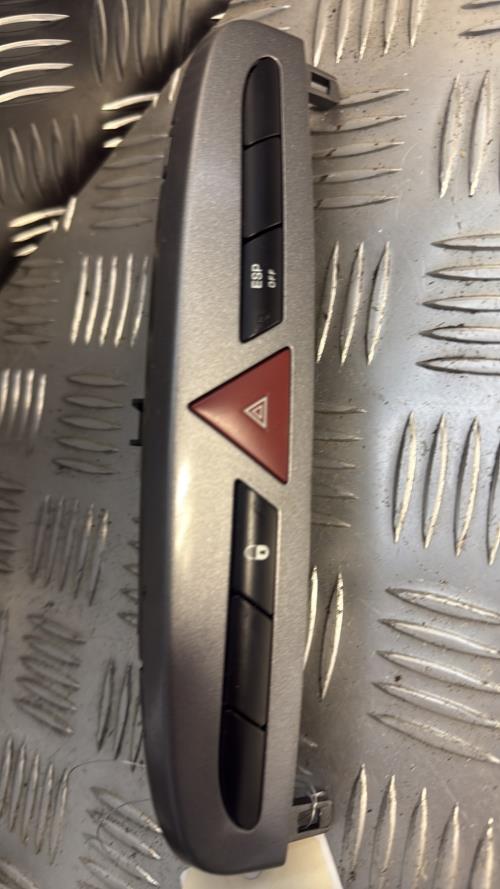 Bouton de warning PEUGEOT 308 1 PHASE 1 Essence - Image 3