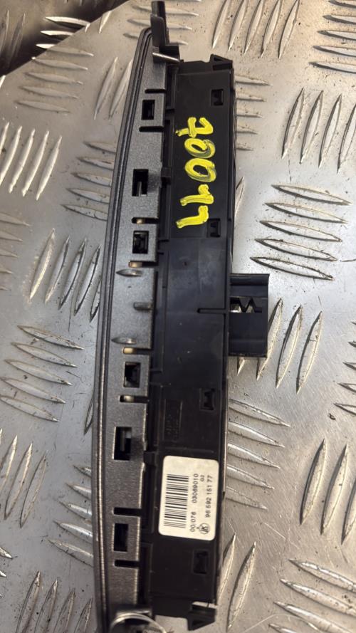 Bouton de warning PEUGEOT 308 1 PHASE 1 Essence - Image 4