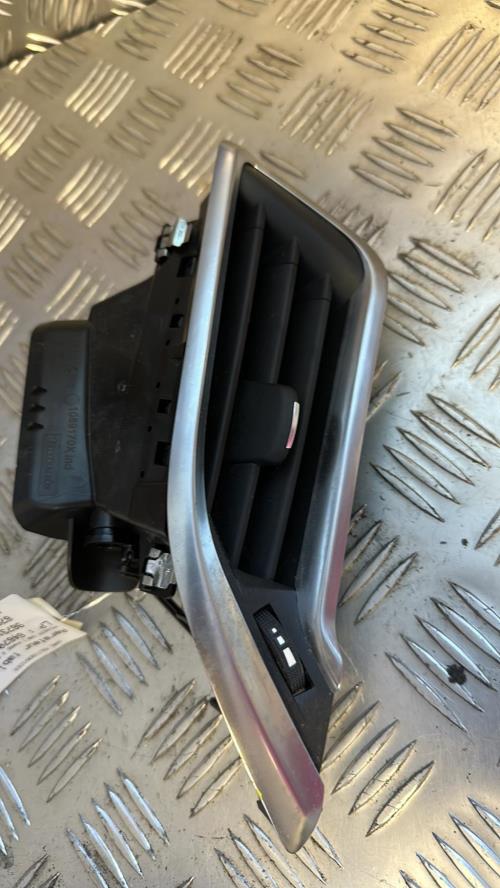 Aerateur tableau de bord avant droit PEUGEOT 208 1 PHASE 2 Essence - Image 1