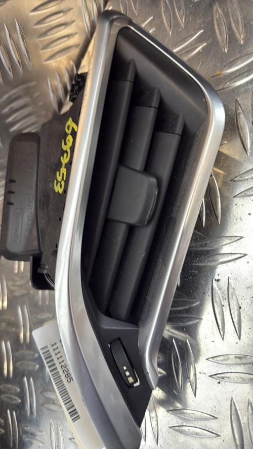 Aerateur tableau de bord avant droit PEUGEOT 208 1 PHASE 1 Diesel - Image 2