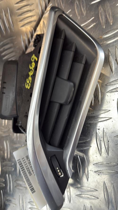 Aerateur tableau de bord avant droit PEUGEOT 208 1 PHASE 1 Diesel - Image 3
