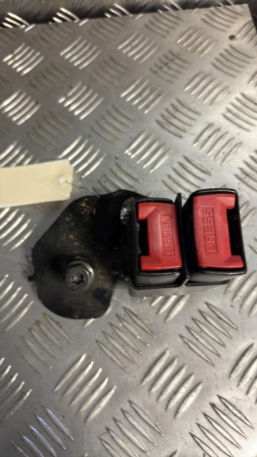 Attache ceinture arriere droit RENAULT CLIO 2 PHASE 2 Essence - Image 1
