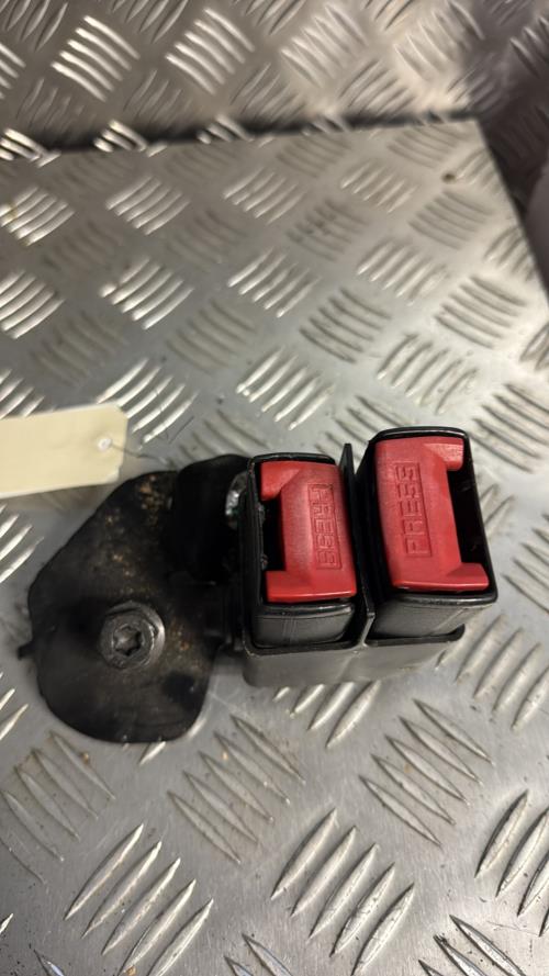 Attache ceinture arriere droit RENAULT CLIO 2 PHASE 2 Essence - Image 3