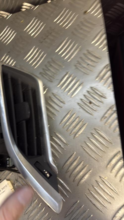 Aerateur tableau de bord avant droit PEUGEOT 2008 1 PHASE 1 Diesel - Image 1